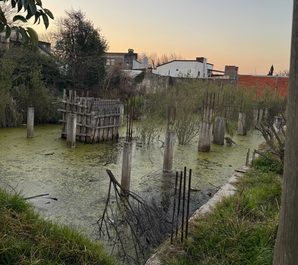 Funes: excavaciones de una obra abandonada ponen en riesgo de derrumbe al Museo Cochet
